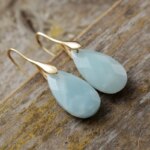 Pendientes boho en forma de lágrima con piedras naturales facetadas