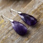 Pendientes boho en forma de lágrima con piedras naturales facetadas