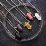 Collares en forma de hexágono con piedras semipreciosas