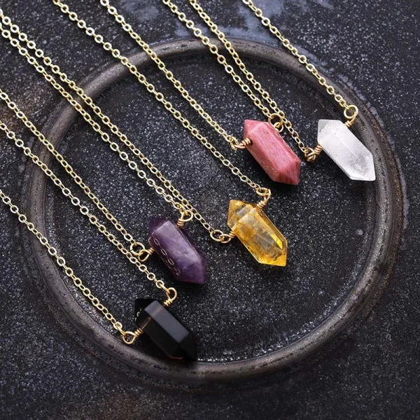 Collares en forma de hexágono con piedras semipreciosas