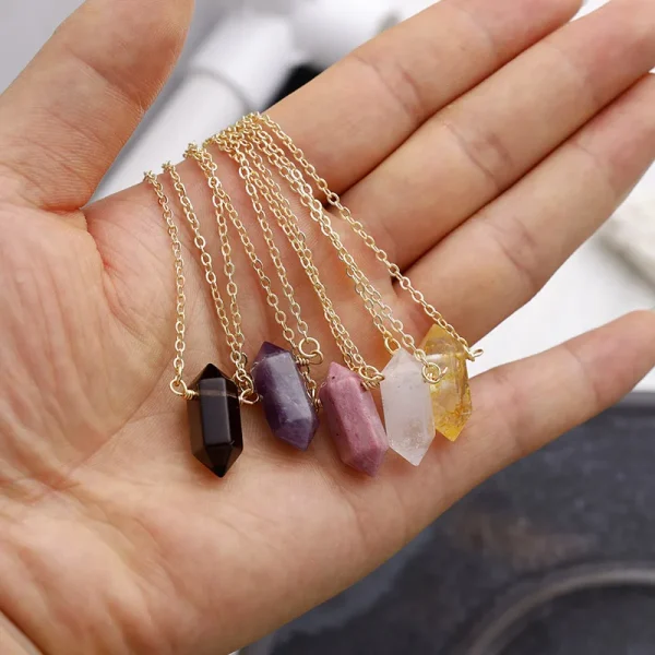 Collares en forma de hexágono con piedras semipreciosas