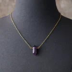Collares en forma de hexágono con piedras semipreciosas