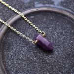 Collares en forma de hexágono con piedras semipreciosas