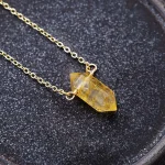 Collares en forma de hexágono con piedras semipreciosas