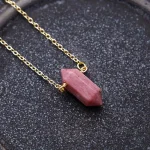 Collares en forma de hexágono con piedras semipreciosas