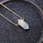 Collares en forma de hexágono con piedras semipreciosas