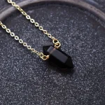 Collares en forma de hexágono con piedras semipreciosas