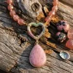 Collar de la energía protectora con piedras ojo de tigre, ónix o cuarzo fresa