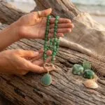 Collar de la energía protectora con piedras ojo de tigre, ónix o cuarzo fresa