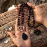 Collar de la energía protectora con piedras ojo de tigre, ónix o cuarzo fresa