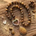 Collar de la energía protectora con piedras ojo de tigre, ónix o cuarzo fresa
