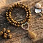 Collar de la energía protectora con piedras ojo de tigre, ónix o cuarzo fresa