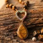 Collar de la energía protectora con piedras ojo de tigre, ónix o cuarzo fresa