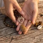 Collar de la energía protectora con piedras ojo de tigre, ónix o cuarzo fresa
