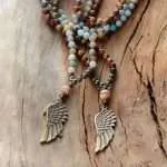 Collar lariat con ala de ángel y piedras de jaspe picasso o amazonita