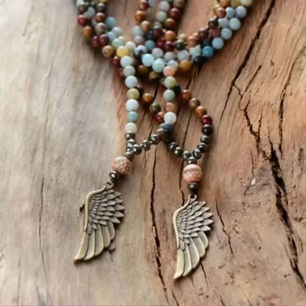Collar lariat con ala de ángel y piedras de jaspe picasso o amazonita