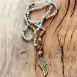 Collar lariat con ala de ángel y piedras de jaspe picasso o amazonita