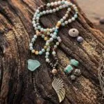 Collar Lariat con Ala de Ángel y Piedras Naturales