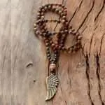 Collar lariat con ala de ángel y piedras de jaspe picasso o amazonita