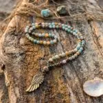 Collar Lariat con Ala de Ángel y Piedras Naturales