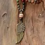 Collar lariat con ala de ángel y piedras de jaspe picasso o amazonita