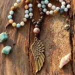 Collar Lariat con Ala de Ángel y Piedras Naturales