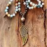 Collar lariat con ala de ángel y piedras de jaspe picasso o amazonita