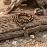 Collar Lariat con Ala de Ángel y Piedras Naturales