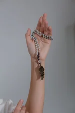 Collar lariat con ala de ángel y piedras de jaspe picasso o amazonita
