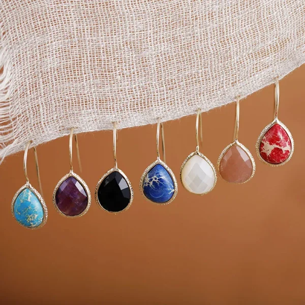 Pendientes bohemios de la elegancia natural con piedras naturales