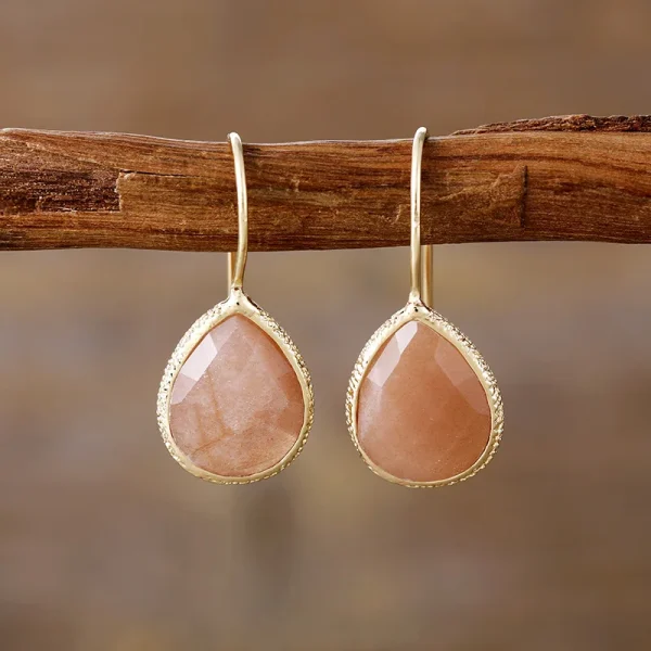 Pendientes bohemios de la elegancia natural con piedras naturales