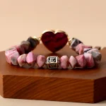 Pulsera de armonía emocional con rodonita, corazón de jade y dije OM