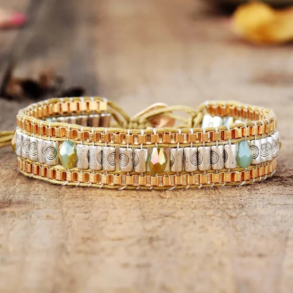 Pulsera tibetana con cuentas místicas y cierre en forma de corazón