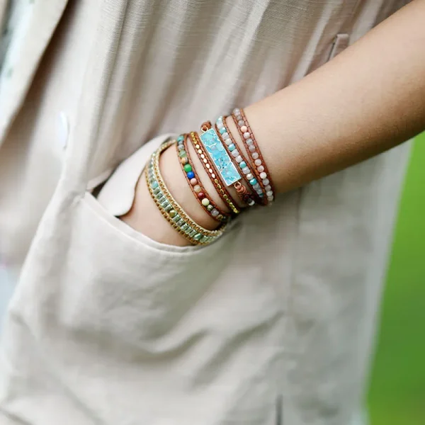 Pulsera tibetana con cuentas místicas y cierre en forma de corazón