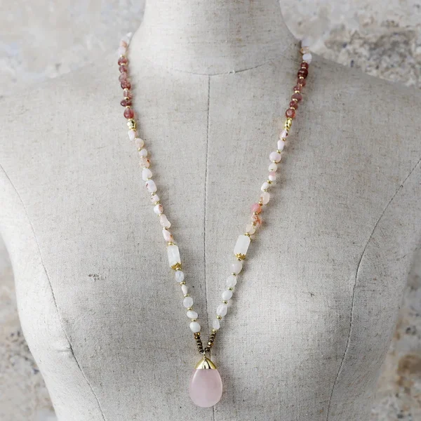 Collar bohemio de mi verdadero destino con cuarzo rosa, cuarzo fresa y jade