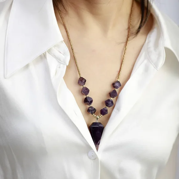 Collar espiritual de la amalgama energética con amatista o cuarzo rosa