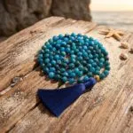 Conjunto Japa Mala 108 cuentas con piedras de apatita y flor de loto