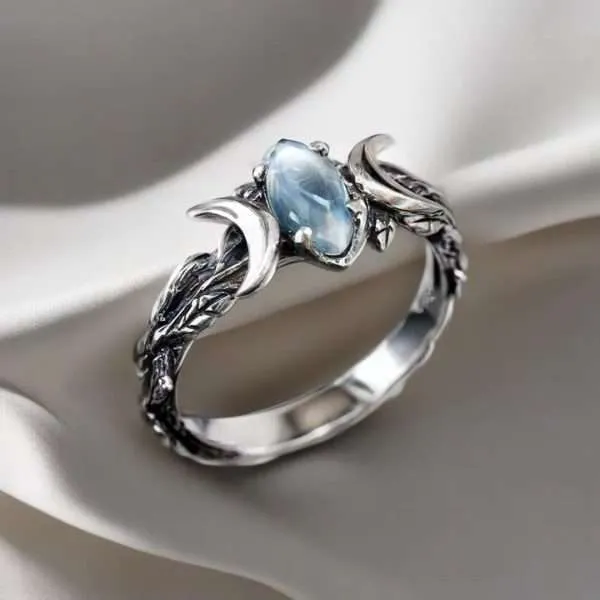 Anillo Triple Luna con piedra lunar – Símbolo de la Fuerza y Ciclos Femeninos
