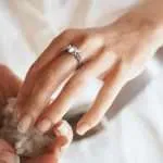 Anillo Triple Luna con piedra lunar – Símbolo de la Fuerza y Ciclos Femeninos