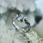 Anillo Triple Luna con piedra lunar – Símbolo de la Fuerza y Ciclos Femeninos