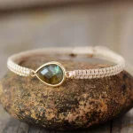 Pulsera Minimalista de la Esencia Sutil con Piedra Lunar o Labradorita