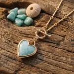 Collar boho de Mi Corazón Loco, con corazón de Piedra Natural