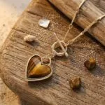 Collar boho de Mi Corazón Loco, con corazón de Piedra Natural