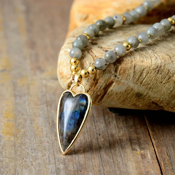 Collar 'Latido Natural' con Corazón y Cuentas de Piedra Natural