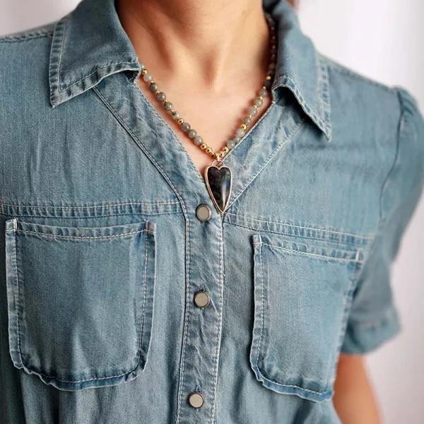 Collar 'Latido Natural' con Corazón y Cuentas de Piedra Natural