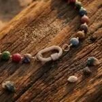Gargantilla 'Raíces del Viento' con Piedras Naturales