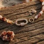 Gargantilla 'Raíces del Viento' con Piedras Naturales