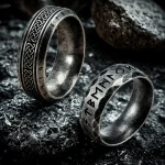 Anillo Vikingo 'Elder Futhark' de Acero Inoxidable con 24 Runas Nórdicas para Hombre