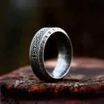Anillo Vikingo 'Elder Futhark' de Acero Inoxidable con 24 Runas Nórdicas para Hombre