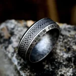 Anillo Vikingo 'Elder Futhark' de Acero Inoxidable con 24 Runas Nórdicas para Hombre